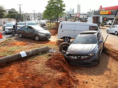Poste cai após carro perder o controle e colidir na Avenida Mato Grosso