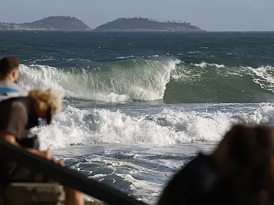 Guarda-vidas buscam casal que desapareceu na Praia do Leme