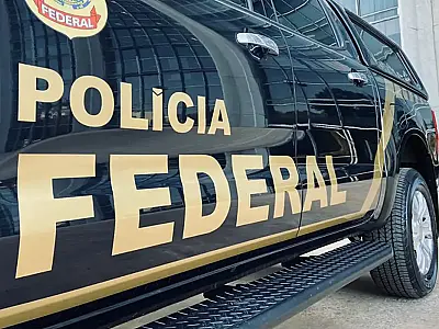 PF faz busca e apreensão de celulares na casa de Bolsonaro