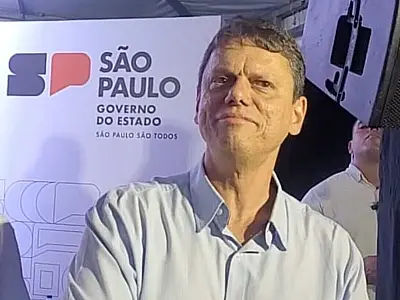 Tarcísio declara apoio a Flávio Bolsonaro e diz que direita deve ter mais candidatos em 2026
