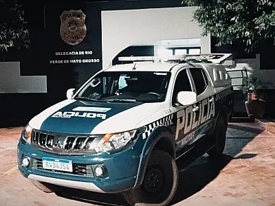 Mulher mata marido e foge com filho em trator