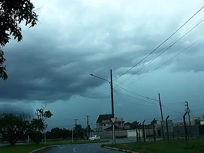 Após estragos causados por temporal no fim de semana, Inmet volta a emitir alerta de risco em MS