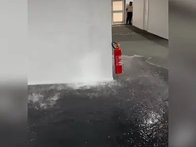 Chuva causa infiltrações e alagamento no centro de imprensa da COP 30 em Belém