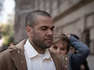 Daniel Alves se apresenta ao tribunal e é alvo de insultos na saída