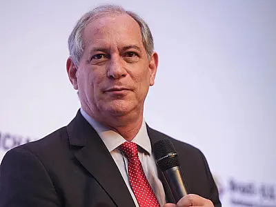 Ciro Gomes deixa o PDT e se filia ao PSDB com foco na candidatura ao governo do Ceará em 2026