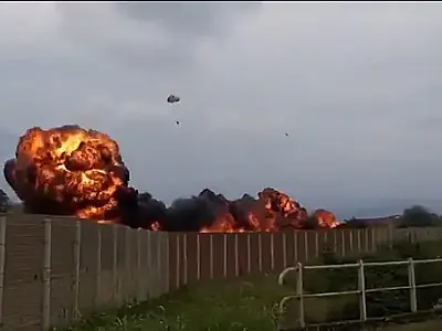 Avião militar em treinamento cai em cima de carro e causa a morte de uma criança de 5 anos