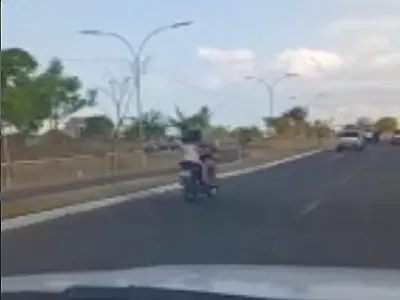 Sem capacete, mulher é flagrada transportando duas crianças em motocicleta