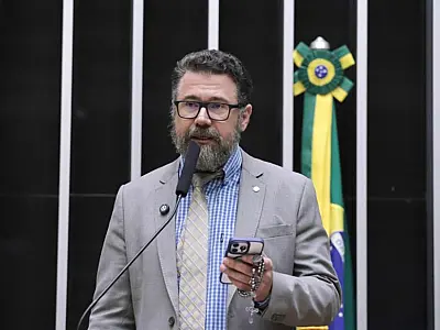 Pollon protocola defesa e afirma que protesto por anistia foi "legítimo, pacífico e dentro da lei"