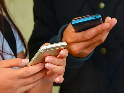 Uso de celulares é restringindo nas escolas; entenda as novas regras