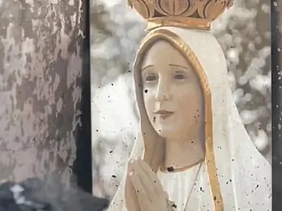 Imagem de Nossa Senhora de Fátima permanece intacta após incêndio destruir casa em Campo Grande