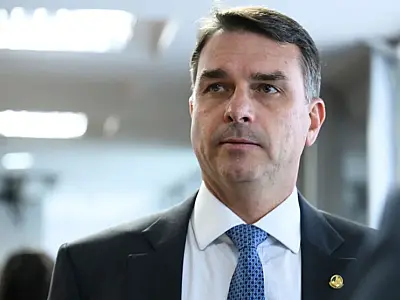 Flávio Bolsonaro avança nas pesquisas, mas Centrão exige mais do que o peso do sobrenome