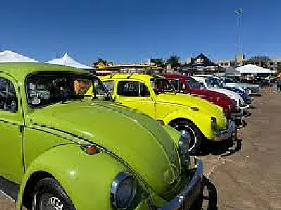 Exposição de carros antigos reúne centenas de visitantes em Campo Grande