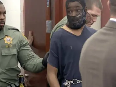 Após ataque à juíza,  homem volta ao tribunal algemado, mascarado e sob novas acusações