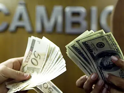 Dólar fecha em queda de 5% no mês e 12% no semestre, cotado a R$ 5,43