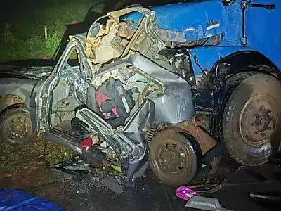 Colisão entre carro e caminhão resulta na morte de três pessoas da mesma família