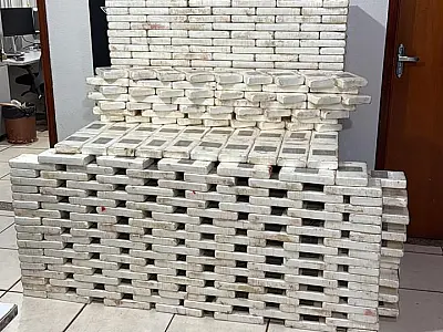 Polícia Civil intercepta R$ 10 milhões em cocaína escondida em depósito de madeira, em Campo Grande