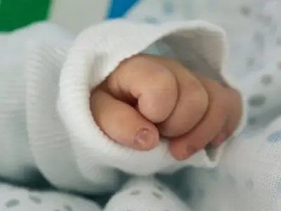 Bebê de três meses morre após engasgar com leite durante o sono