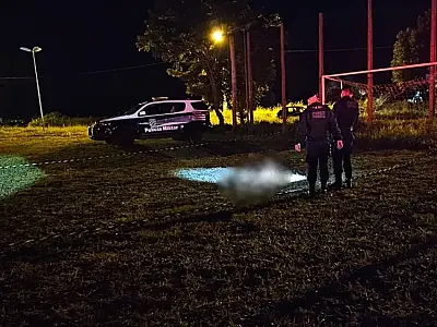 Jovens são mortos a tiros em praça pública de Sidrolândia