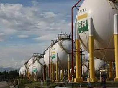 Recompra de refinarias pela Petrobras gera debates no setor de refino