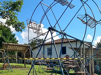 Tragédia em parque infantil: Mulher cai de roda gigante e morre