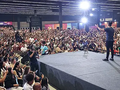 Zico, Deborah Secco e Clóvis de Barros abrem o EmpreendeFest 2025 em Campo Grande
