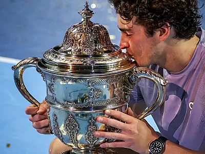 João Fonseca é destaque em ação promocional com boleiros no ATP de Brisbane