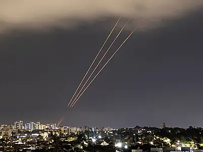 Irã ataca Israel com 200 mísseis em retaliação a conflitos recentes