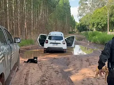 Polícia encontra 320 quilos de maconha em carro atolado na fronteira com o Paraguai