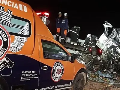 Colisão entre caminhão e ônibus de turismo deixa 25 mortos e cinco feridos no Norte da Bahia