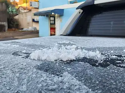 Frente fria provoca geada e congela piscinas em MS