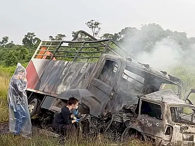 Colisão entre carro e caminhão resulta na morte de quatro pessoas da mesma família