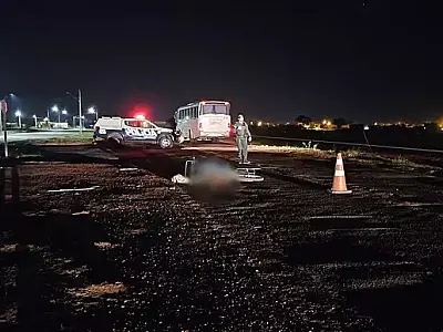Homem é assassinado com tiros nas costas e corpo é encontrado em cima de bicicleta