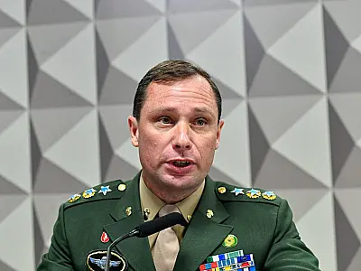 Tenente-coronel Mauro Cid enfrenta possível prisão por falta de colaboração em novo depoimento