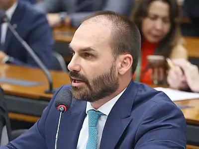 Publicação de Eduardo Bolsonaro após encontro LulaTrump tem baixa repercussão e reações negativas