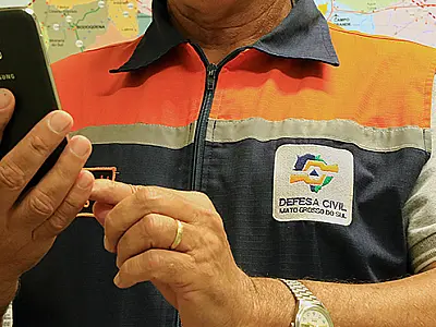 Relâmpago de chuva em Campo Grande derruba linha de emergência e eleva alerta para risco laranja