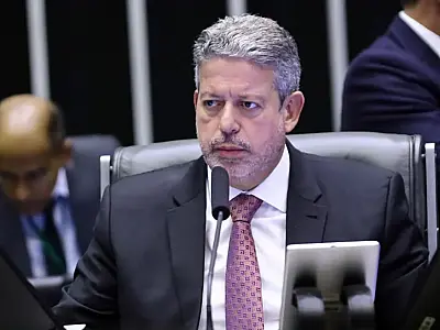Arthur Lira antecipa retorno do Congresso para enfrentar tensões orçamentárias e operações da PF