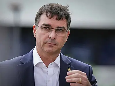 Flávio Bolsonaro visita Jair Bolsonaro em Brasília e agenda viagem para evento do agronegócio