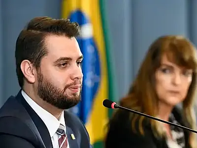 Moraes pede que Filipe Martins explique uso de rede social