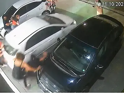 Mulher atropela 8 pessoas e colide com carros em briga por vaga de estacionamento