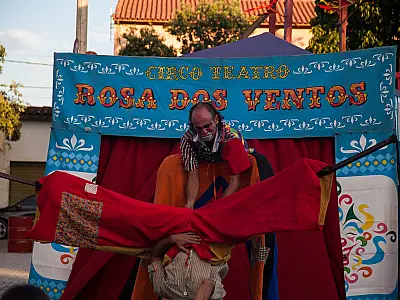 Pantalhaç@s celebra a comicidade física, o risco virtuoso e a tradição popular do circo