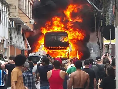 Incêndio em ônibus com adolescentes no RS gera alerta nacional sobre transporte seguro