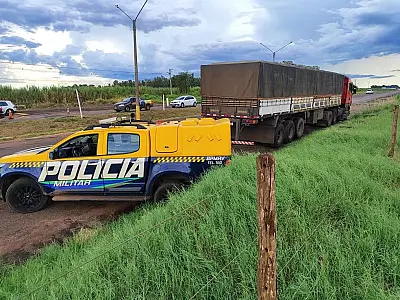 Motorista é mantido em cárcere privado e caminhão roubado é achado em MS