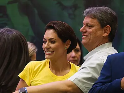 Sem Tarcísio, aliados de Bolsonaro avaliam Michelle como alternativa para 2026