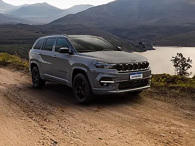 Clientes descobrem alto-falantes comuns em modelos Jeep vendidos como premium