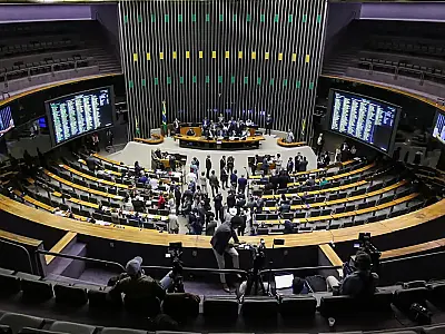 Centrão tenta derrubar transição de 60 dias para fim da escala 6x1