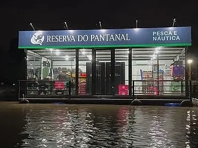 Loja flutuante no Rio Cuiabá alia comércio sustentável e preservação no Pantanal