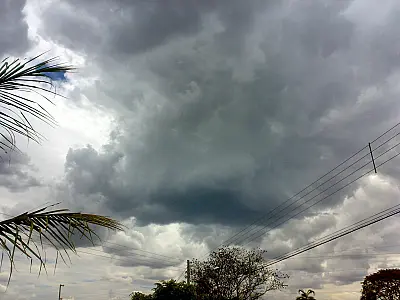 Tempestade atinge Mato Grosso do Sul: ventos superam 100 km/h e INMET mantém alerta laranja
