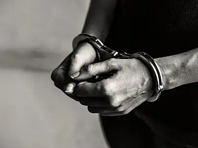 Jornalista segue preso após acusação de estupro de vulnerável; defesa irá recorrer
