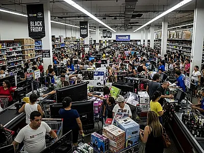 Black Friday na fronteira: multidão enfrenta filas e brigas por promoções