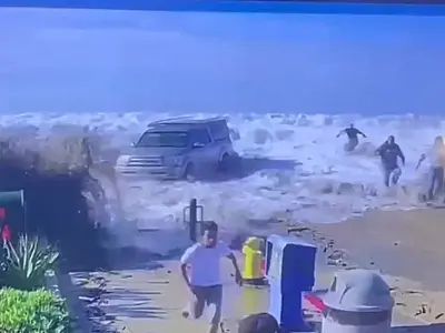 Onda devastadora em cidade do EUA deixa rastro de feridos e cidade em estado de alerta